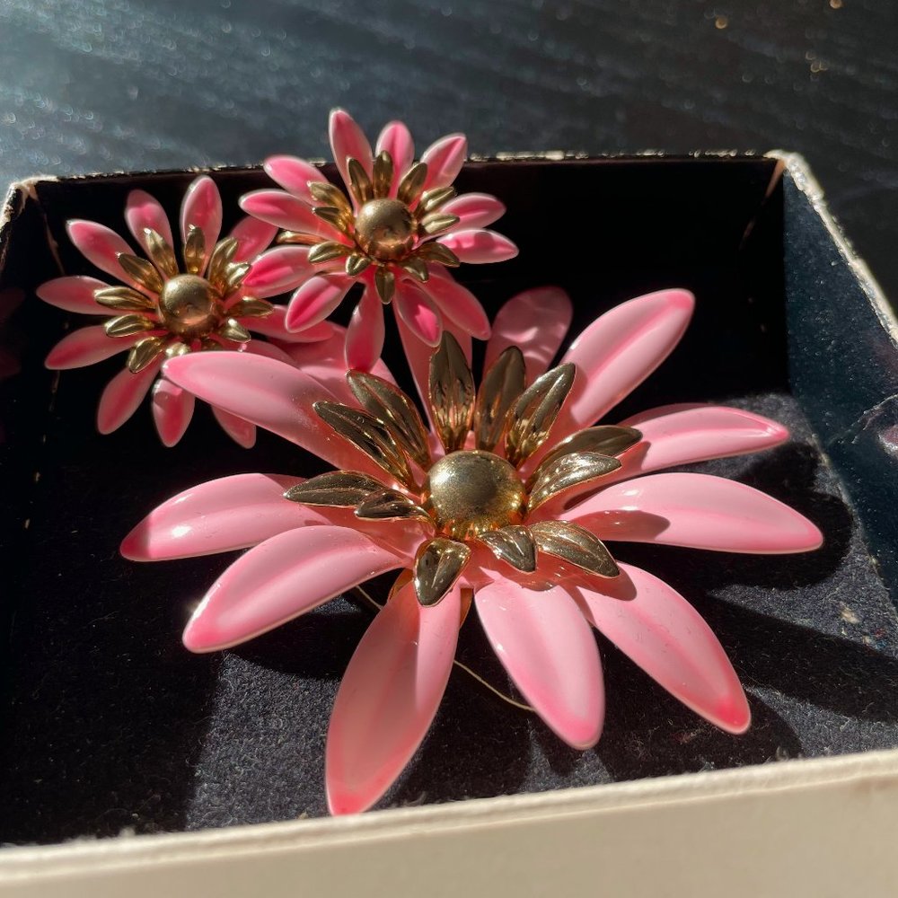 Vintage Sarah Coventry Pink Flower Jewelry 1960s set (Brooch and Earrings )